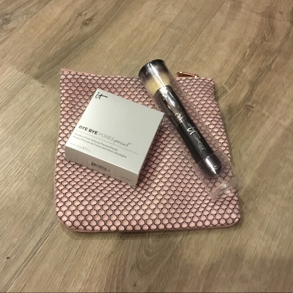 It cosmetics bye bye pore pressed powder and brush